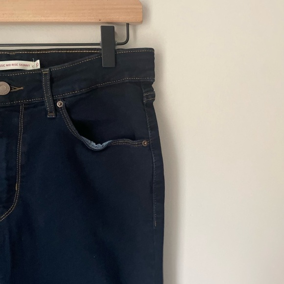 Levi's Dark Wash Classic Mid Rise Skinny Jeans Size 30 - Picture 2 of 11